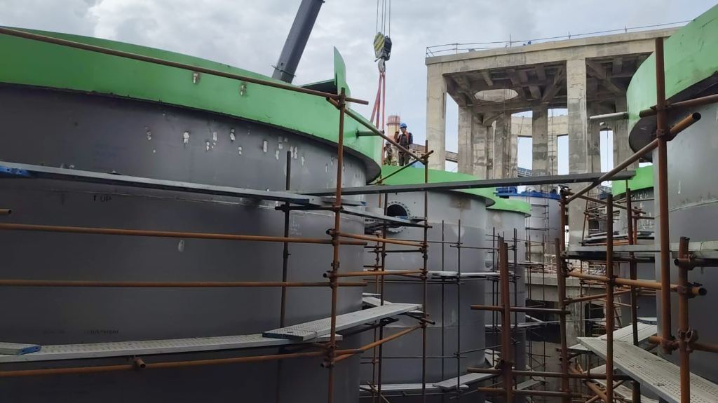 Tank Rim and Crane Hook Operation